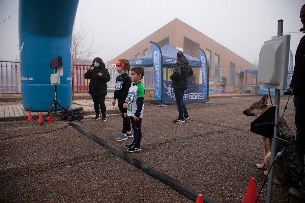 Carbajosa de la Sagrada corre bajo la niebla con sus "Kilómetros Solidarios"