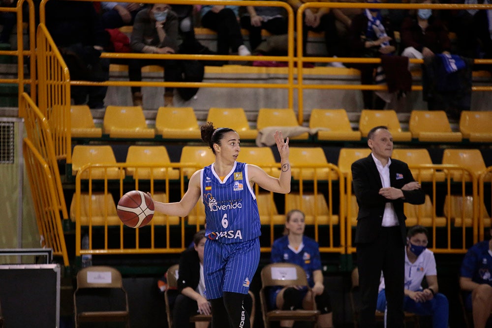 El CB Avenida tira de manual para seguir en lo más alto (75-49)