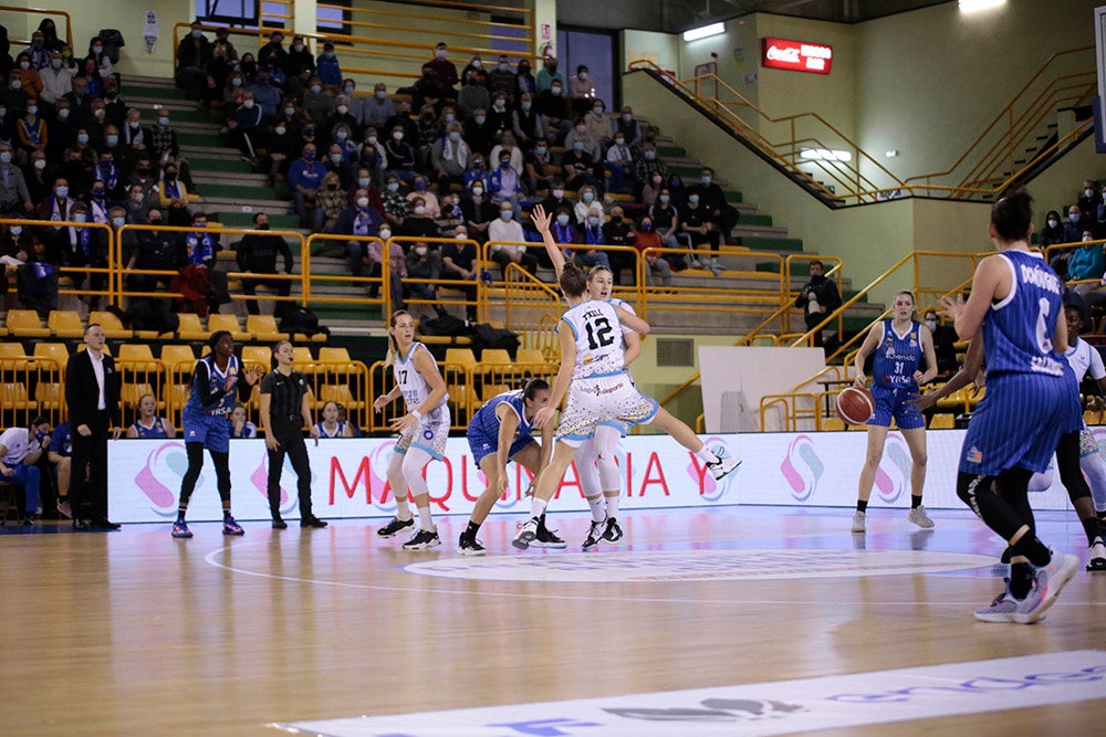 El CB Avenida tira de manual para seguir en lo más alto (75-49)