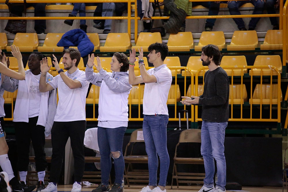 El CB Avenida tira de manual para seguir en lo más alto (75-49)