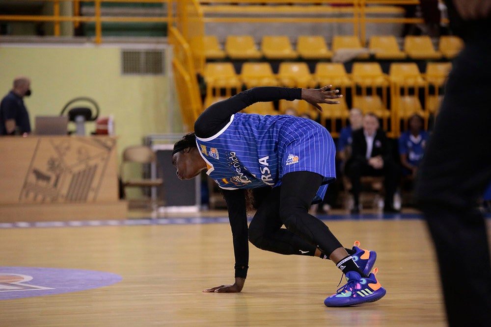 El CB Avenida tira de manual para seguir en lo más alto (75-49)