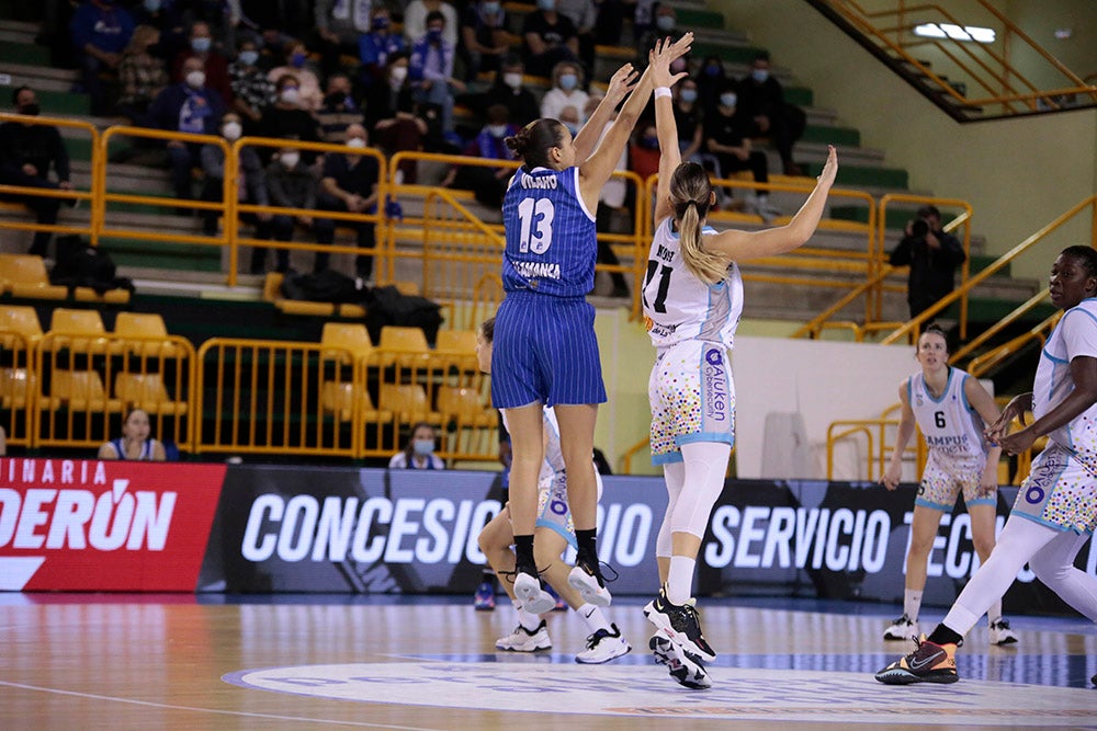 El CB Avenida tira de manual para seguir en lo más alto (75-49)