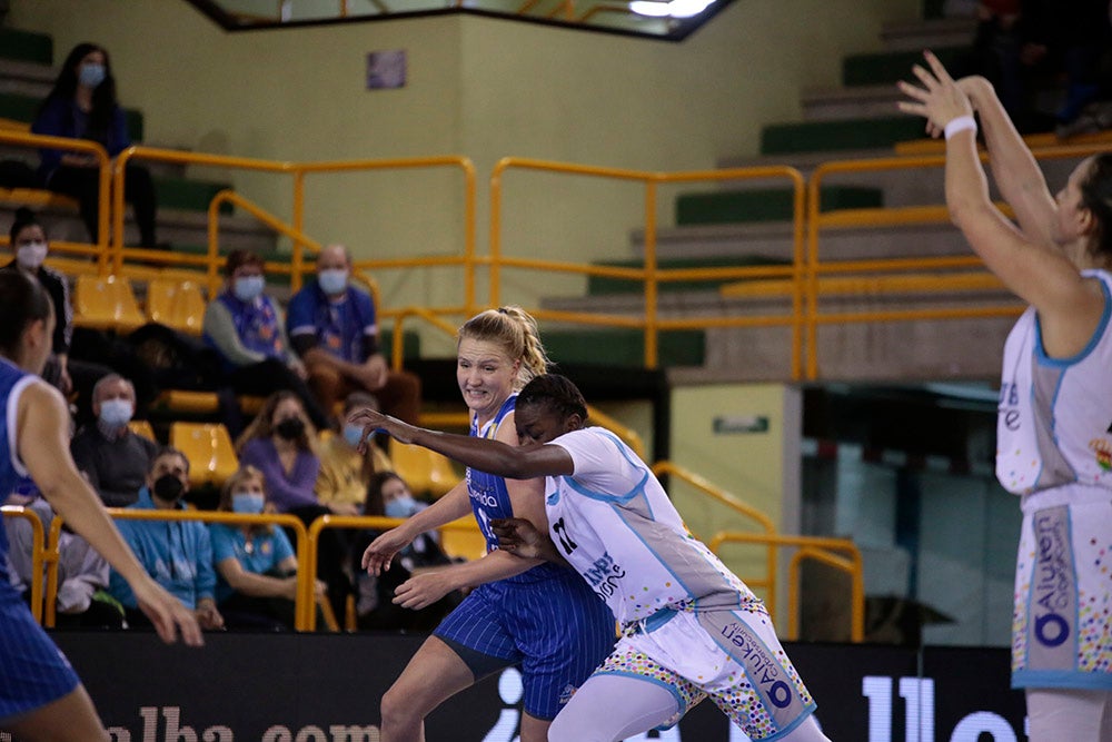 El CB Avenida tira de manual para seguir en lo más alto (75-49)