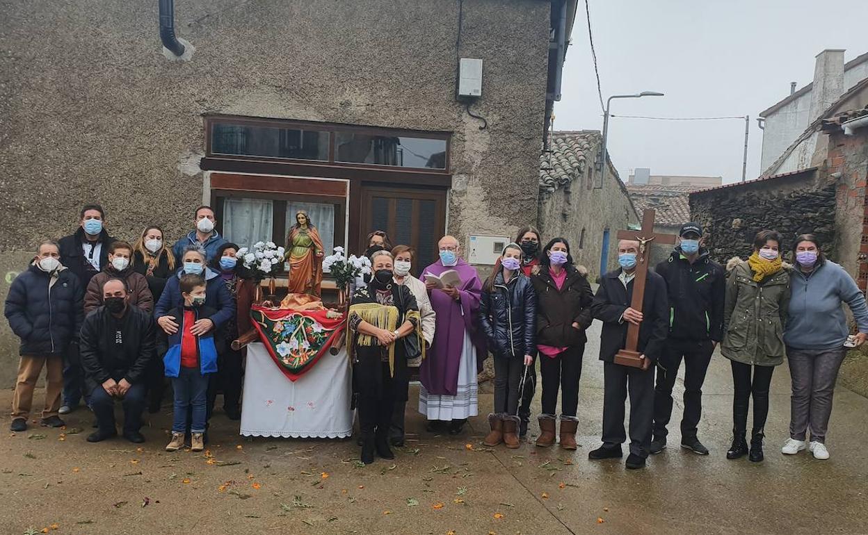 Participantes en los actos religiosos en honor de Santa Lucía ayer en Cilleros de la Bastida.