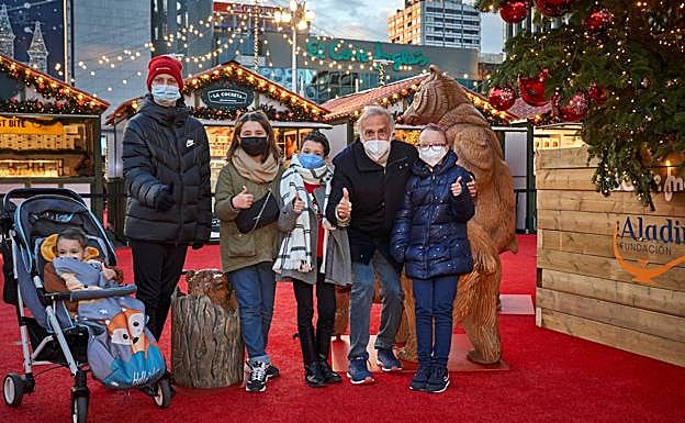 Paco Arango con niños de Fundación Aladina.