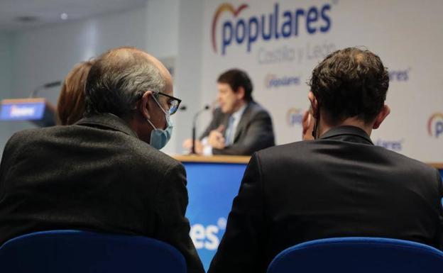 Javier Iglesias (izquierda), en una reunión del comité ejecutivo regional del PP.