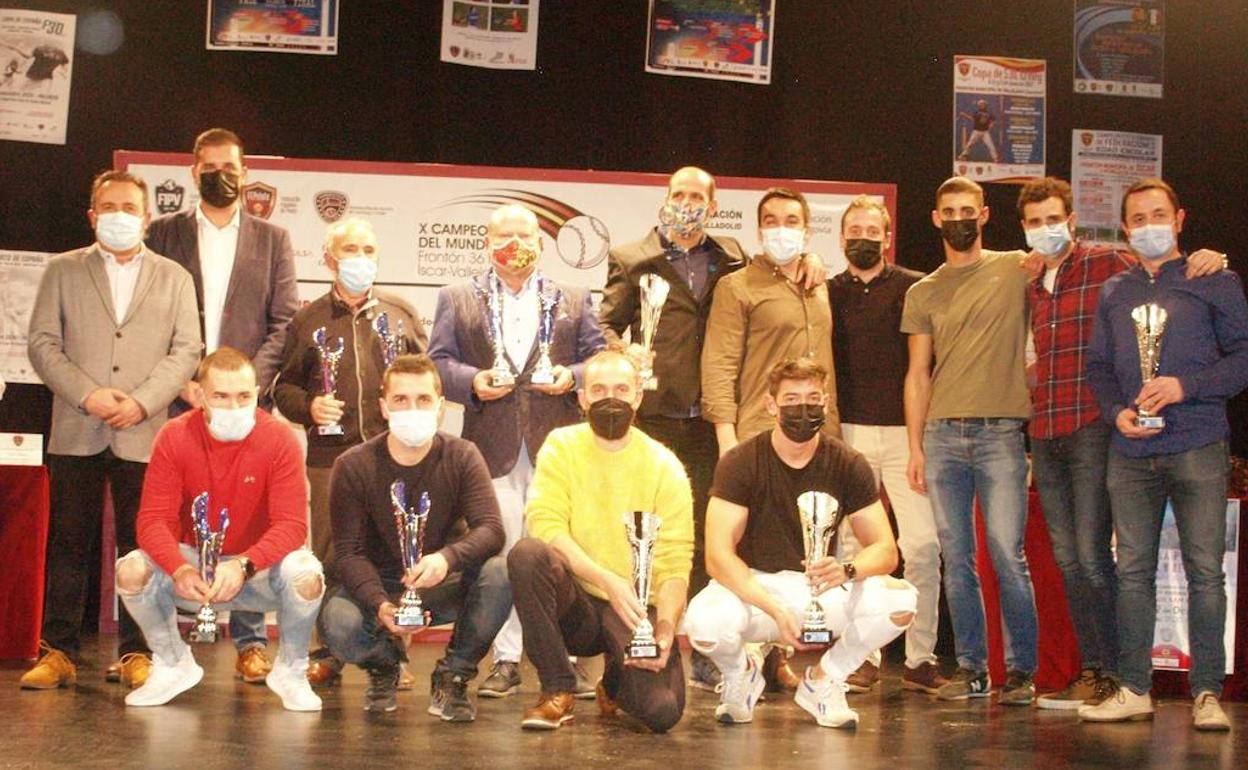 Foto de familia de los distinguidos. 