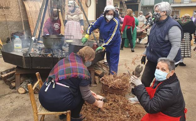 Mujeres pelando las patas mientras otras cocinaban en la propia Plaza.