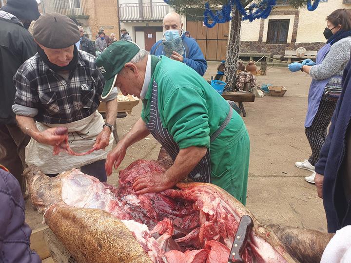 Los vecinos de El Maíllo celebraron la tradicional fiesta popular de la matanza