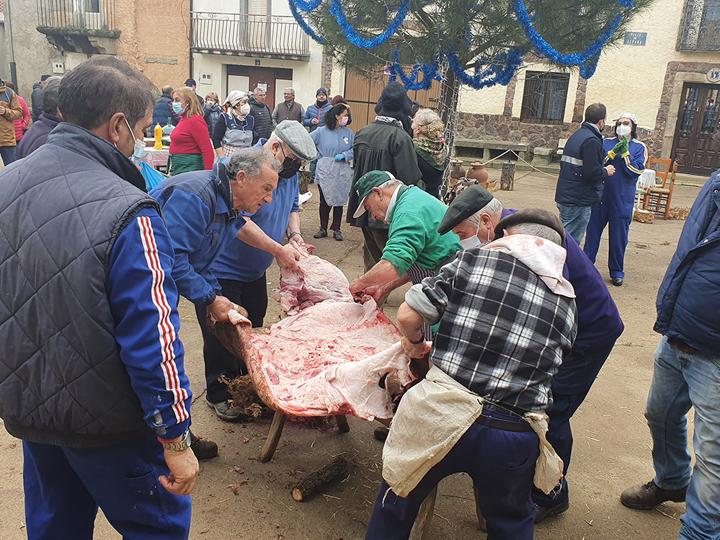 Los vecinos de El Maíllo celebraron la tradicional fiesta popular de la matanza