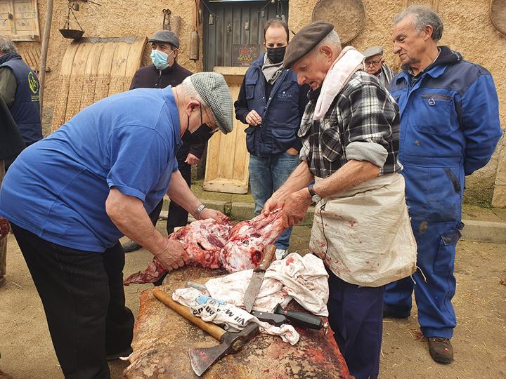 Los vecinos de El Maíllo celebraron la tradicional fiesta popular de la matanza