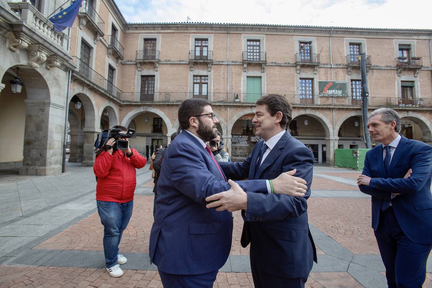 El alcalde de Ávila, Jesús Sánchez Cabrera (Por Ávila), saluda al presidente de la Junta, Alfonso Fernández Mañueco (PP), durante una visita institucional. 