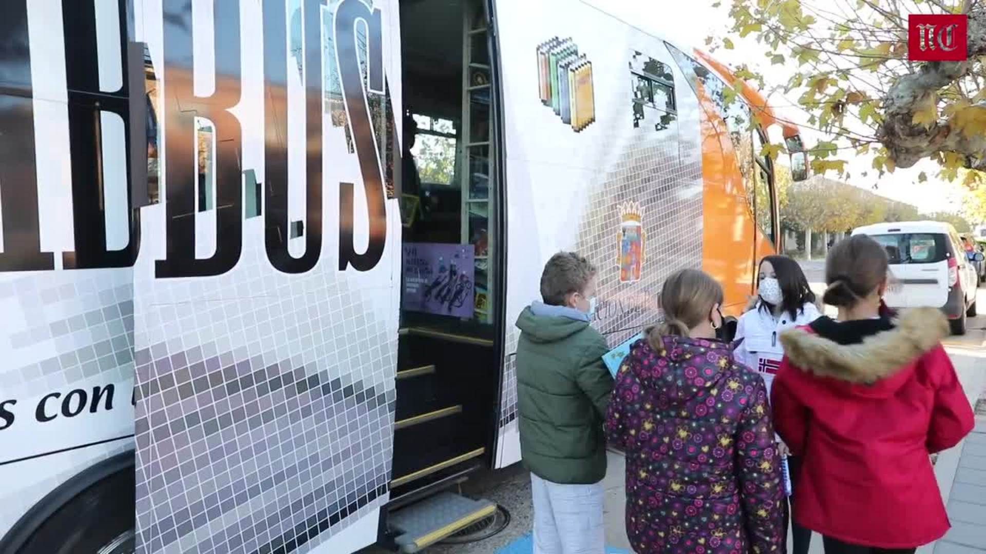 Los bibliobuses celebran sus bodas de oro en Palencia llenando de cultura la soledad de los pueblos