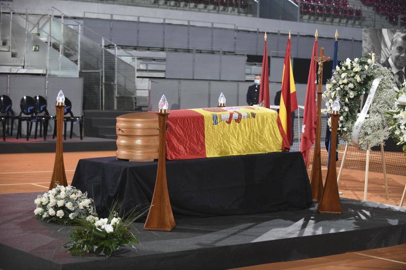 El féretro con los restos mortales del tenista, cubierto con la bandera de España en la Caja Mágica.