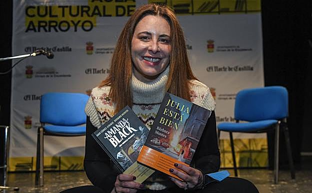 Bárbara Montes en Arroyo con un volumen de la serie infantil Amanda Black y su primera novela, 'Julia está bien'. 