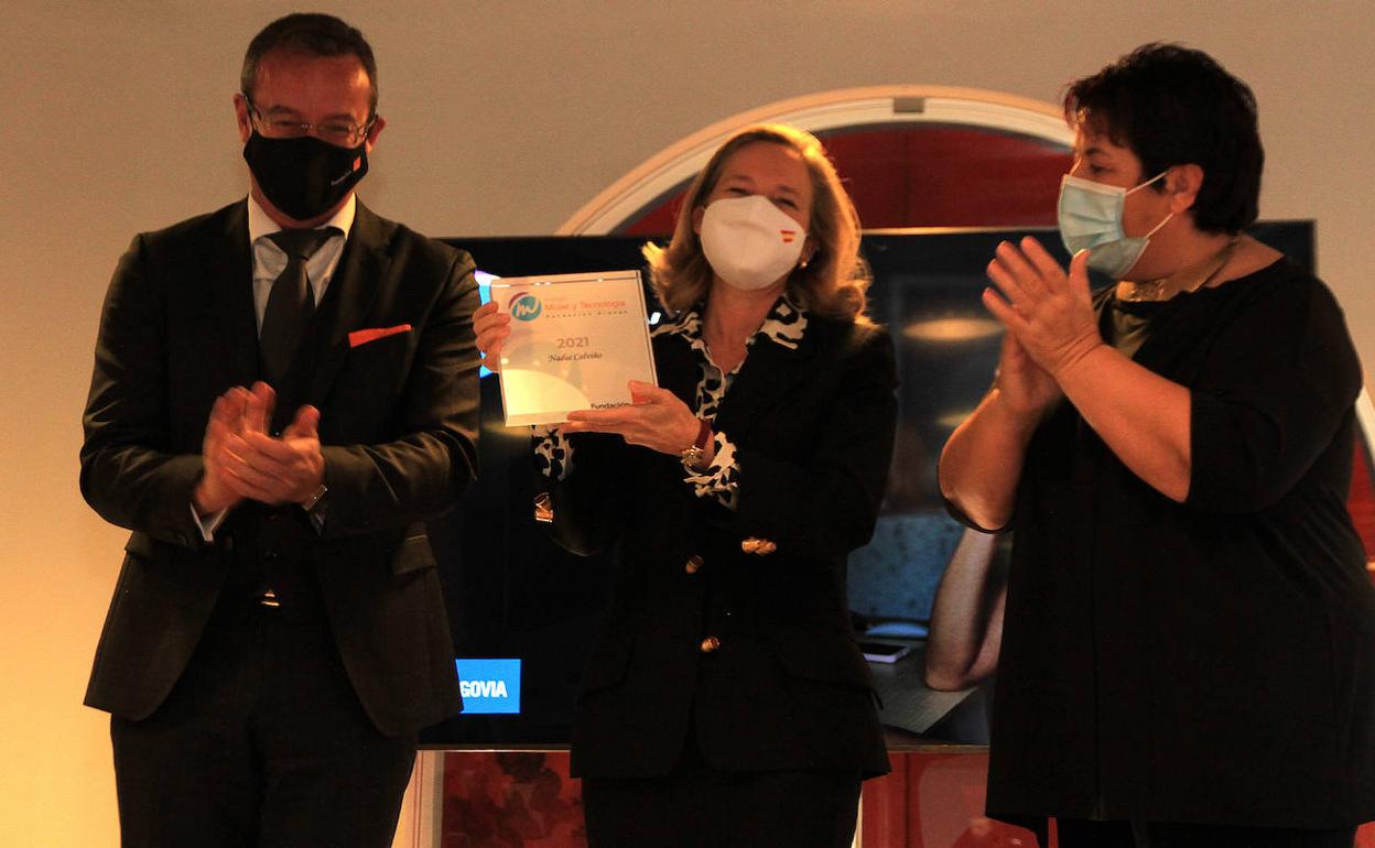 Nadia Calvilo muestra el premio recibido. 