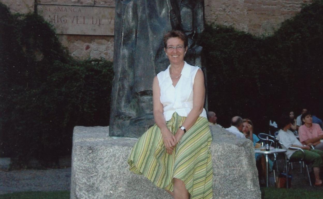 Carmen Santos en la estatua de Unamuno. 