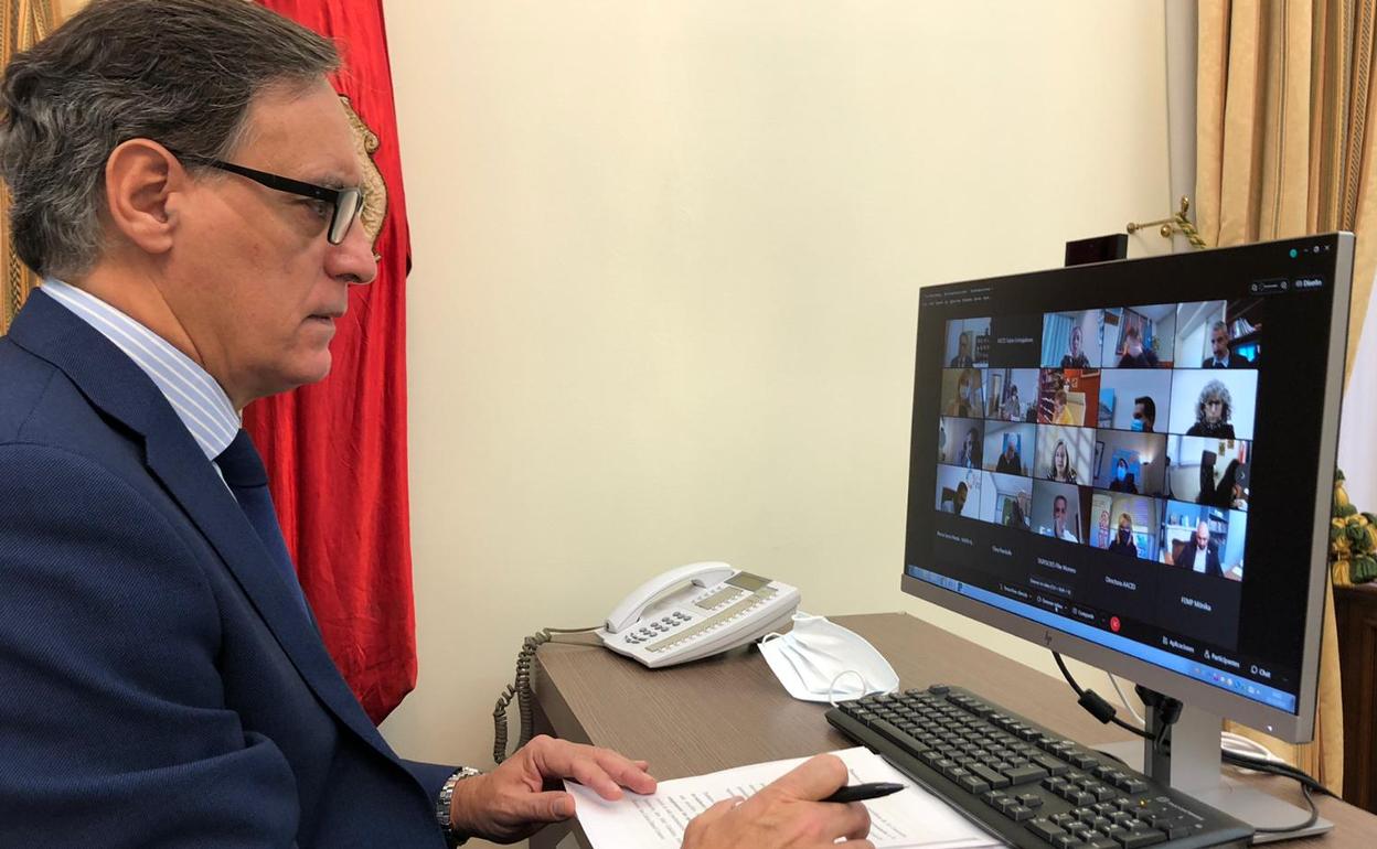 Carlos García Carbayo, alcalde de Salamanca durante la reunión telemática. 