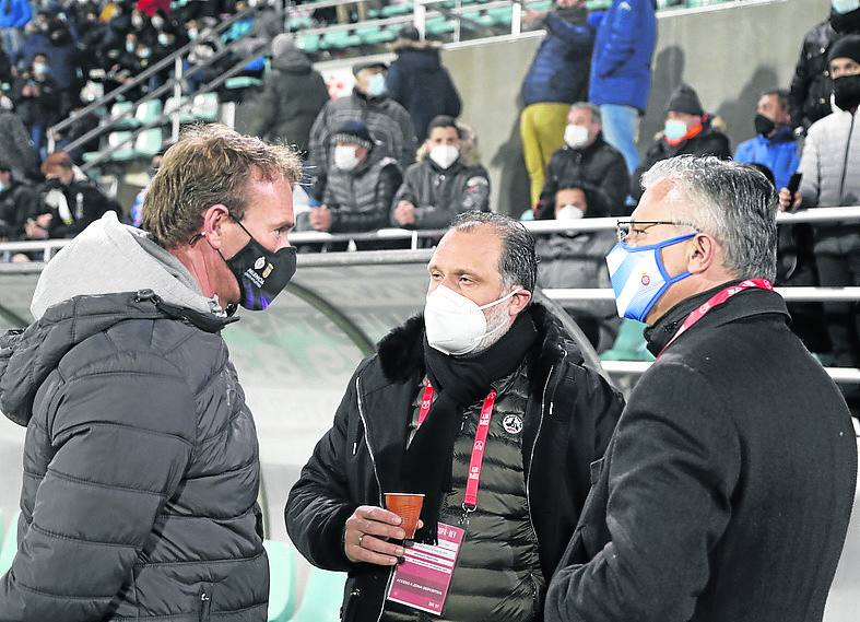 Rubén Gala, con Rufete y José María Durán, consejero delegado del club blanquiazul. 