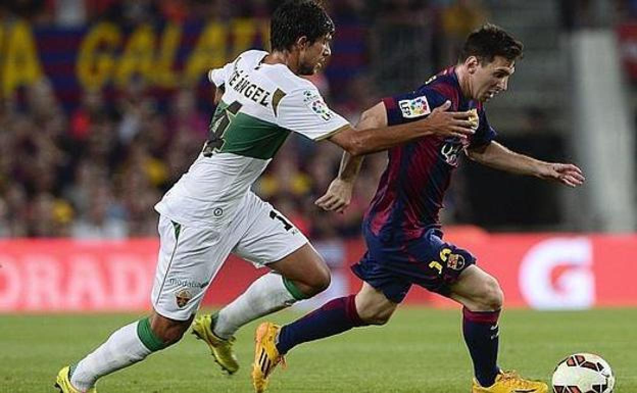 José Ángel defiende a Messi en su debut en Primera División con el Elche en el Camp Nou. 