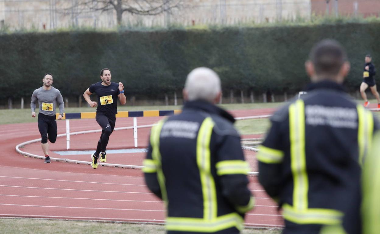 Pruebas físicas en una anterior oposición al cuerpo de bomberos de Palencia.
