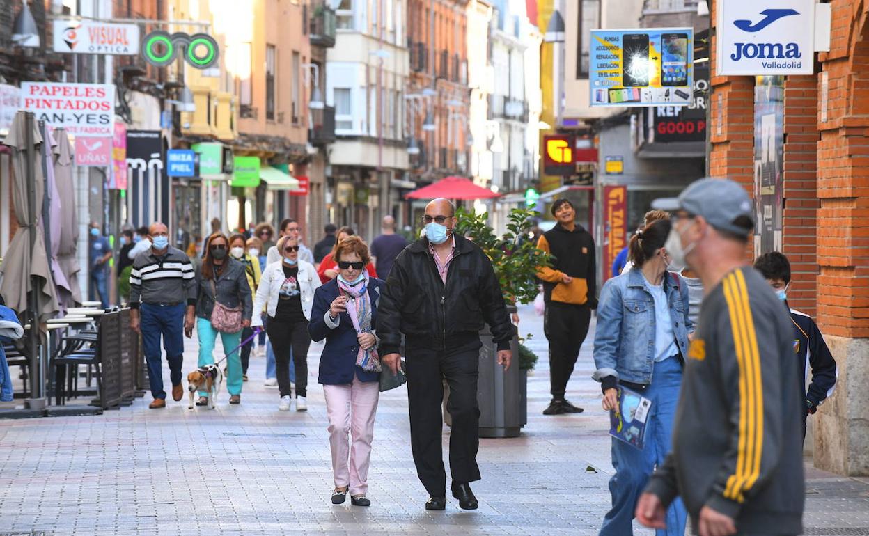 Dos personas caminan por la calle Mantería de Valladolid. 