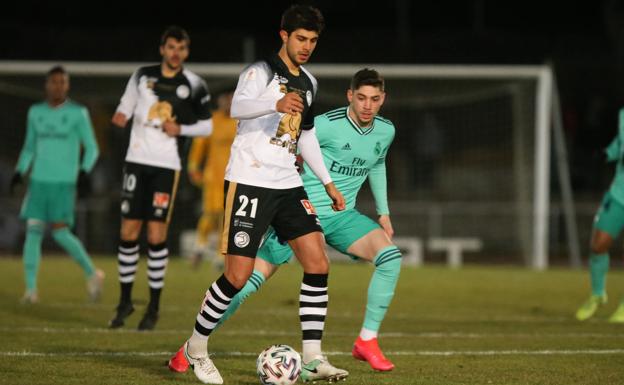 José Ángel, defendido por Valverde, del Real Madrid, en la Copa del Rey con Unionistas. 