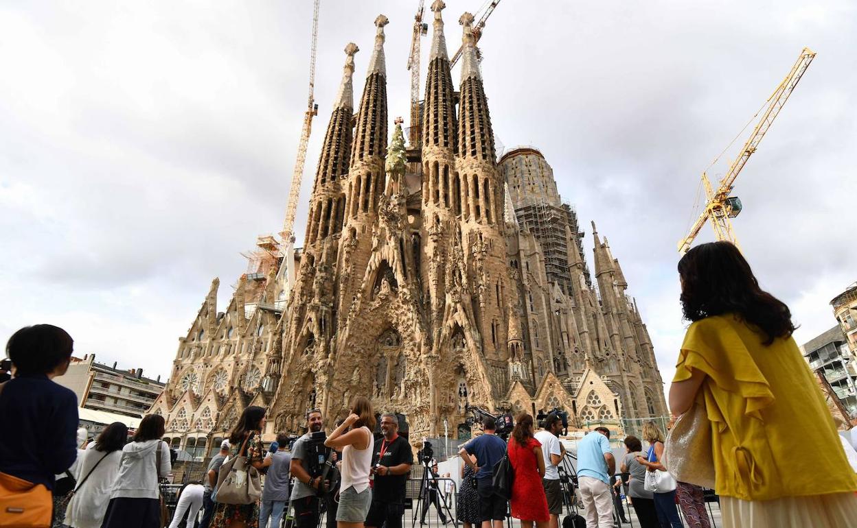 Visitantes ante la Sagrada Familia en Barcelona. 