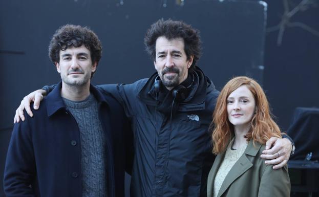 El director Félix Viscarret entre Miki Esparbé y Ana Polvorosa.