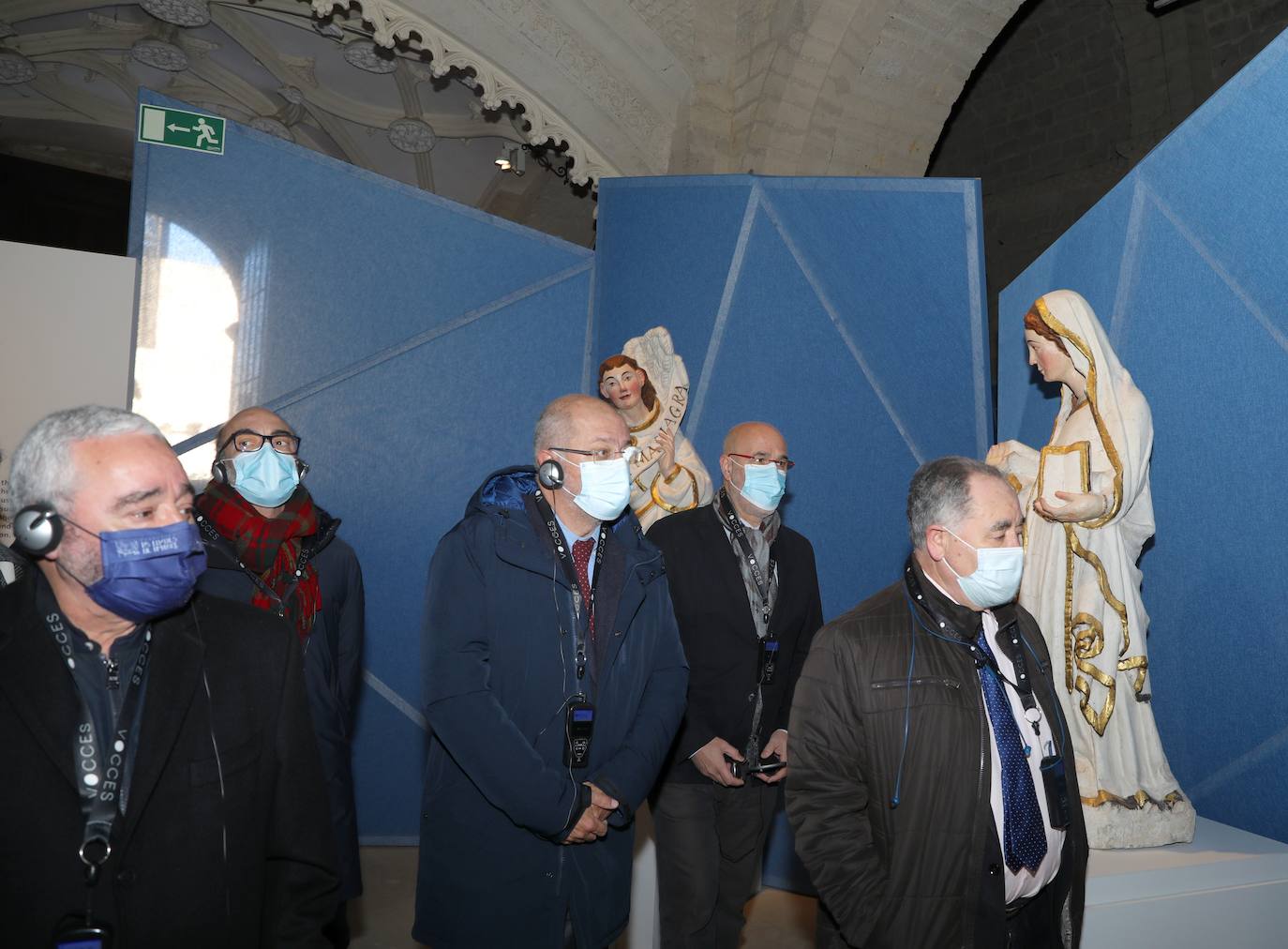 Igea, en el centro, con el consejero de Cultura, el alcalde de Carrión, el delegado diocesano de Patrimonio de Palencia y el secretario general de Las Edades del Hombre, visitan esta mañana la muestra. 