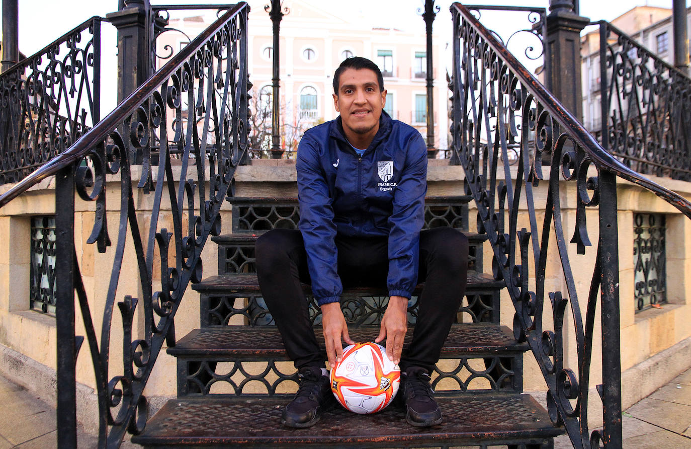 Jefferson Castillo, nuevo director deportivo del Unami, en el quiosco de la Plaza Mayor de Segovia.