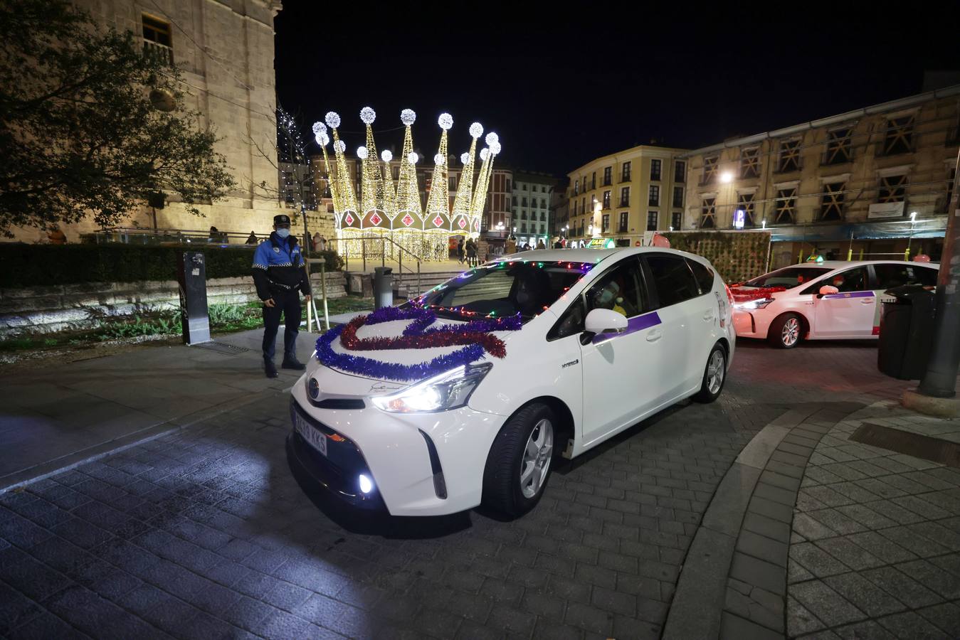 Fotos: Una cabalgata de taxistas acompaña a ancianos de Valladolid a ver las luces de Navidad