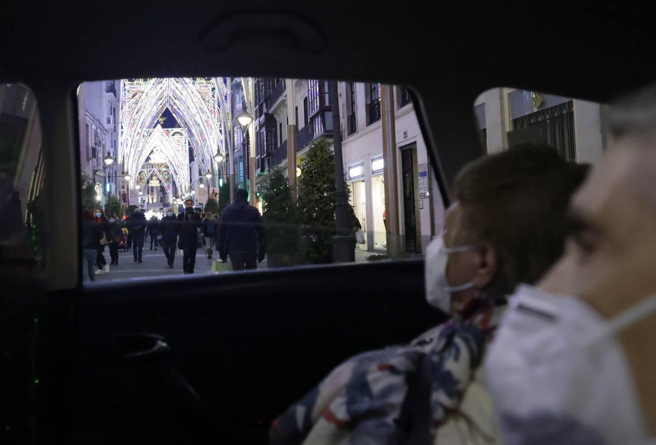 Fotos: Una cabalgata de taxistas acompaña a ancianos de Valladolid a ver las luces de Navidad