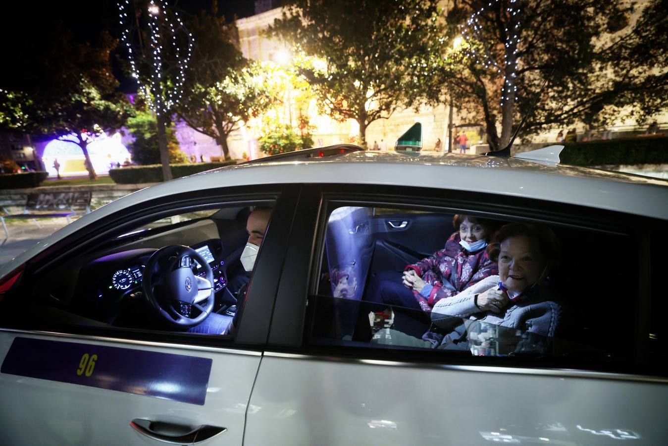 Fotos: Una cabalgata de taxistas acompaña a ancianos de Valladolid a ver las luces de Navidad