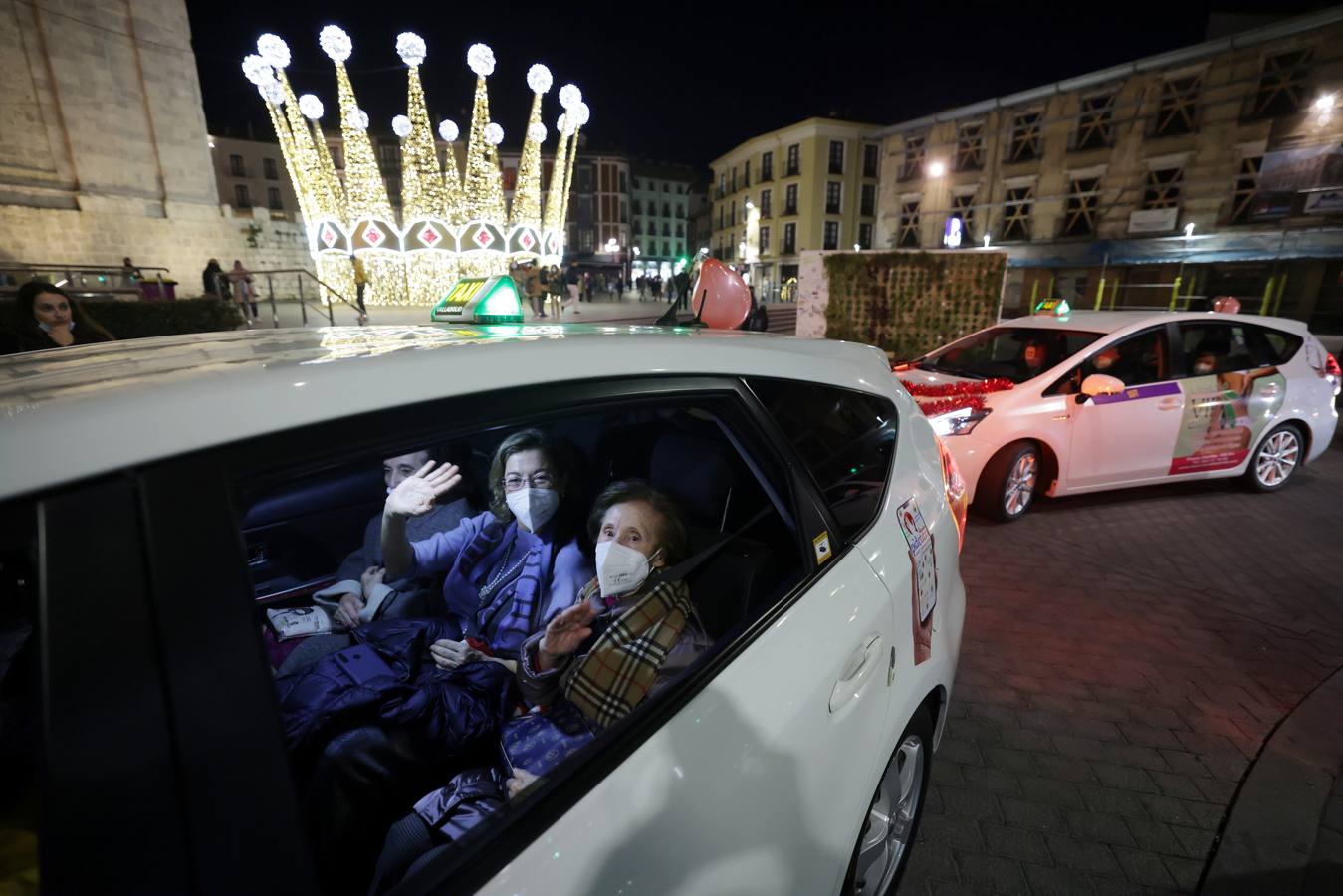 Fotos: Una cabalgata de taxistas acompaña a ancianos de Valladolid a ver las luces de Navidad