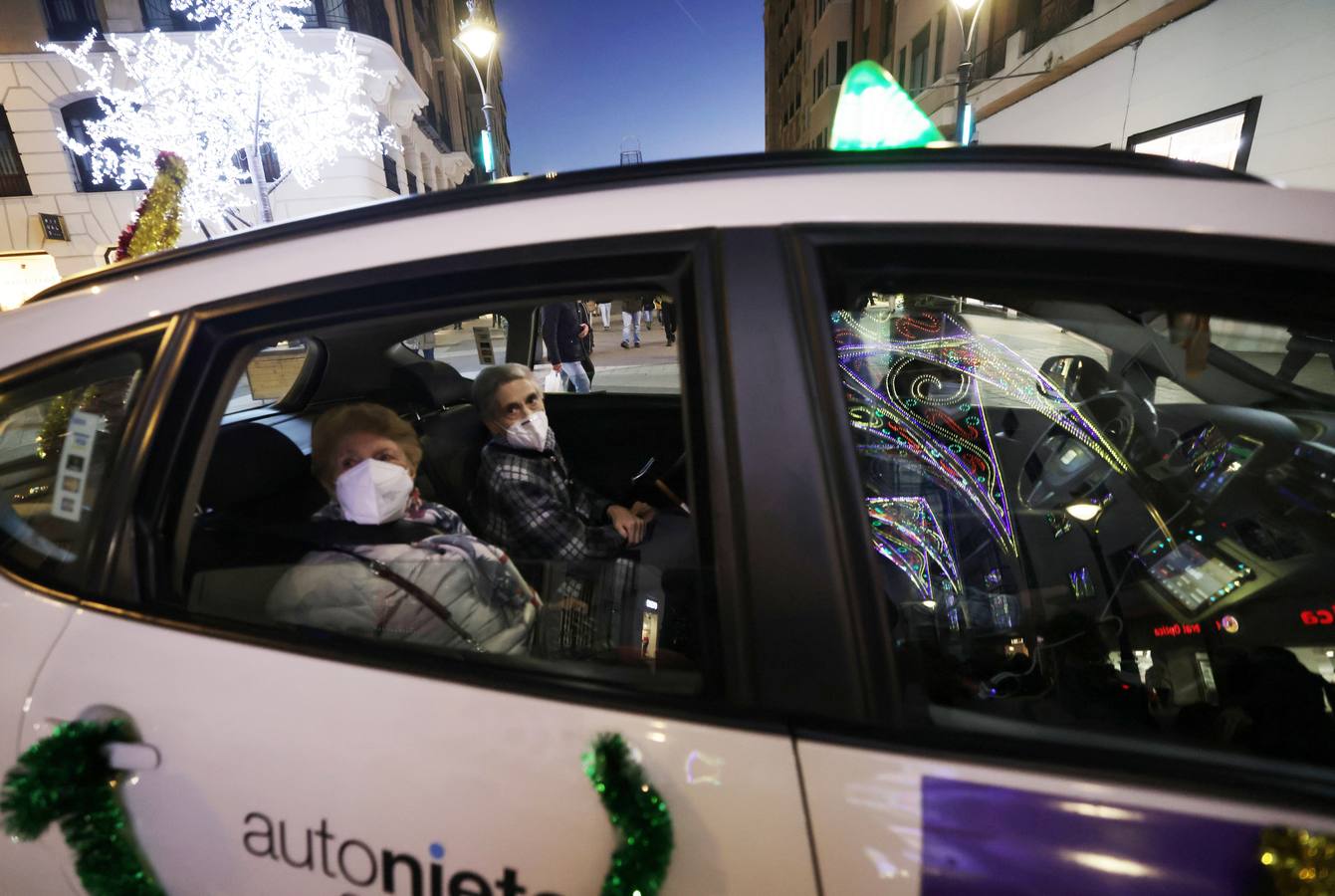 Fotos: Una cabalgata de taxistas acompaña a ancianos de Valladolid a ver las luces de Navidad