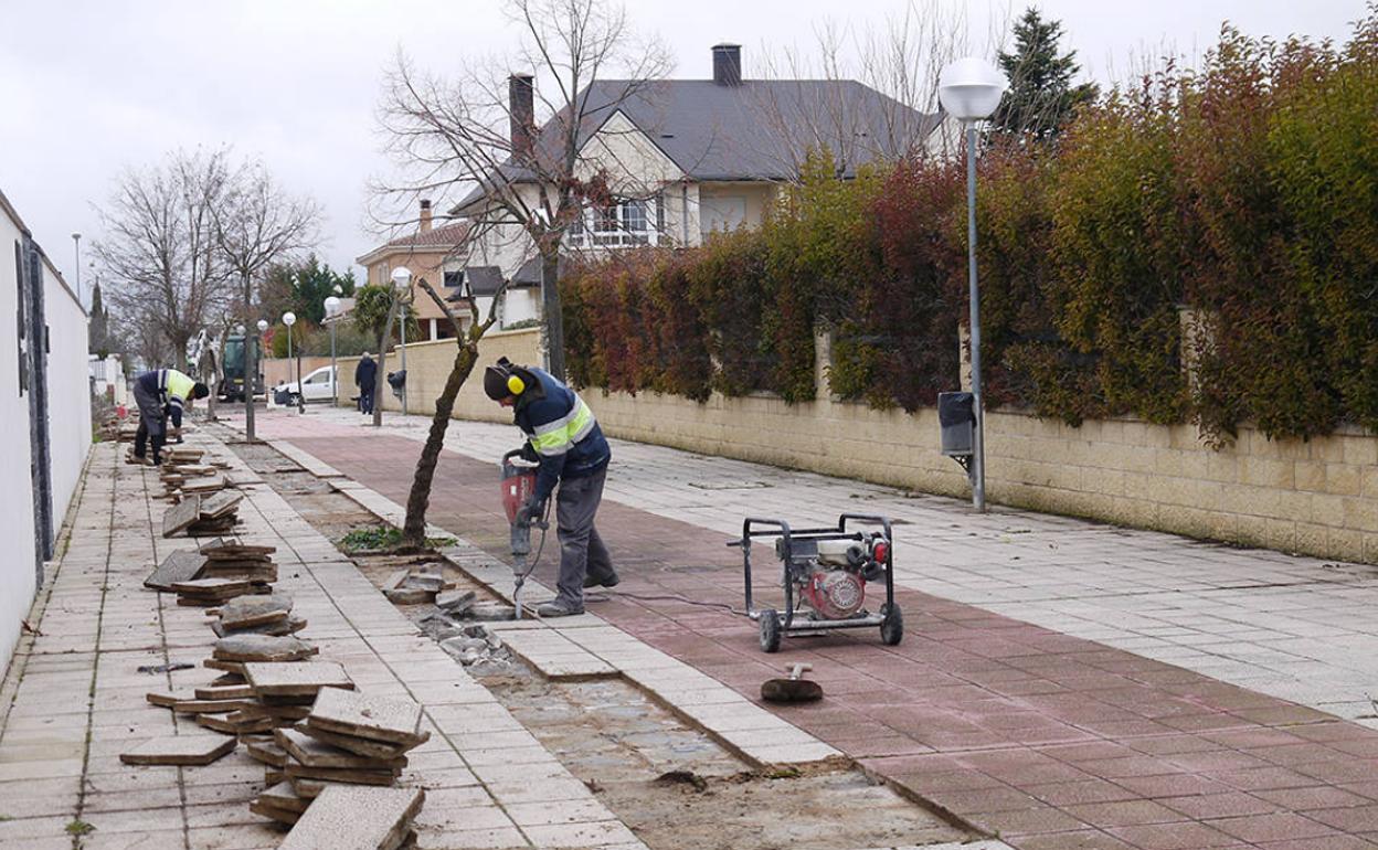 Los obreros trabajan en la calle Soria en Carbajosa de la Sagrada. 