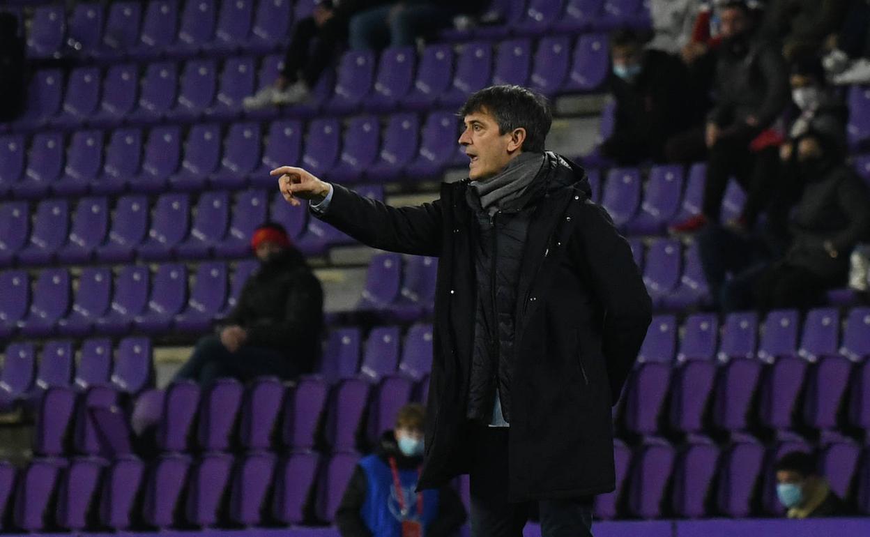 Pacheta da instrucciones durante la eliminatoria ante Las Palmas en Zorrilla