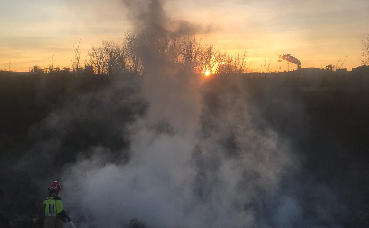 Los Bomberos intervienen en el incendio de Soto de Medinilla. 