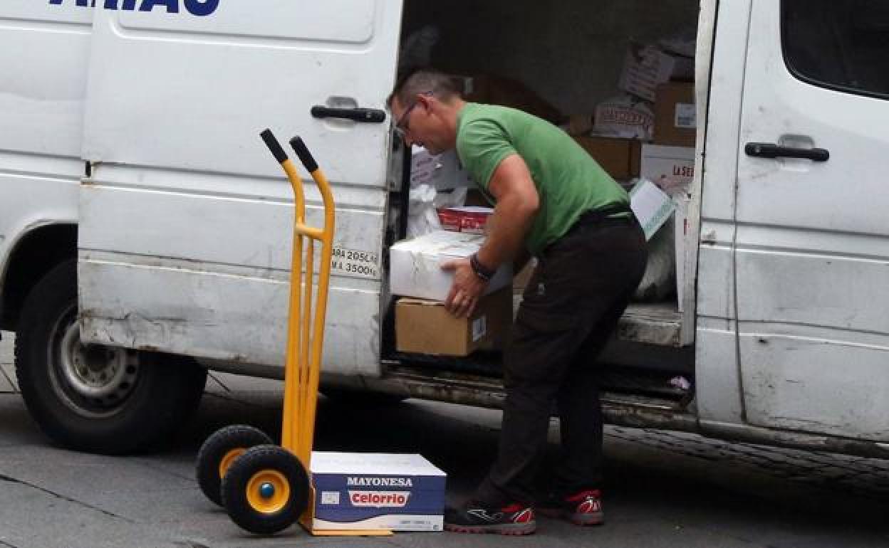 Un repartidor hace su trabajo en la Plaza Mayor de Segovia. 