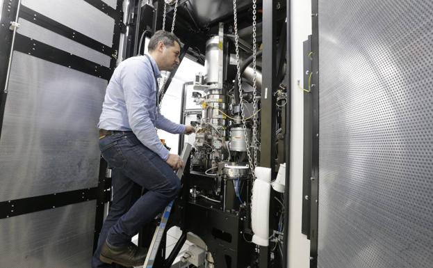 David Gil, director técnico de la instalación, examina el microscopio.