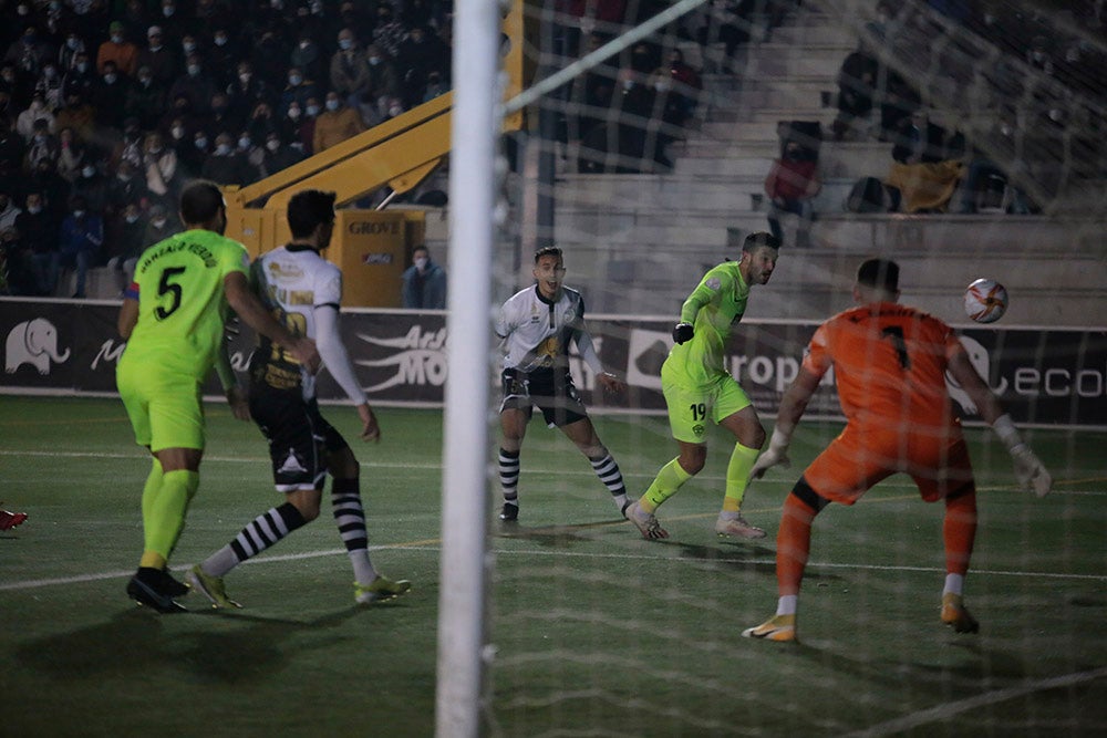 Un cruel final con gol en propia puerta apea de la Copa a un gran Unionistas ante el Elche de Primera (0-1)