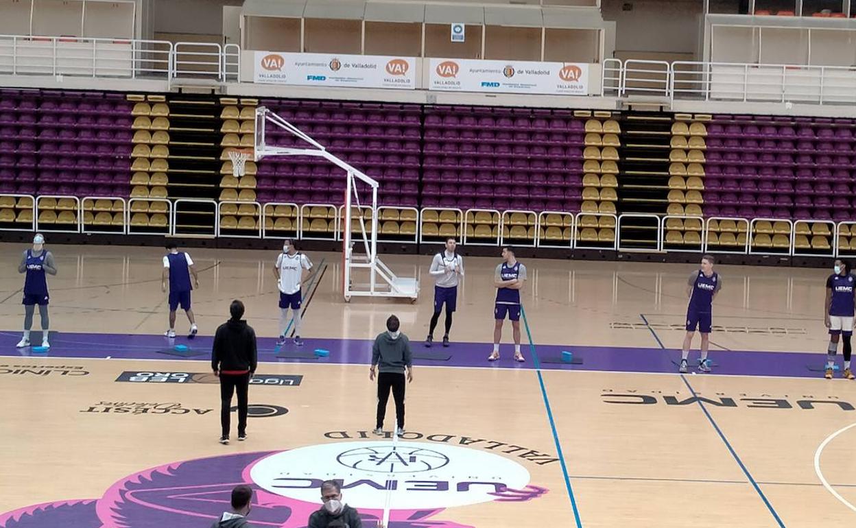 La plantilla del UEMC, algunos con mascarillas, en el entrenamiento de este jueves, con Berg a la izquierda del todo. 