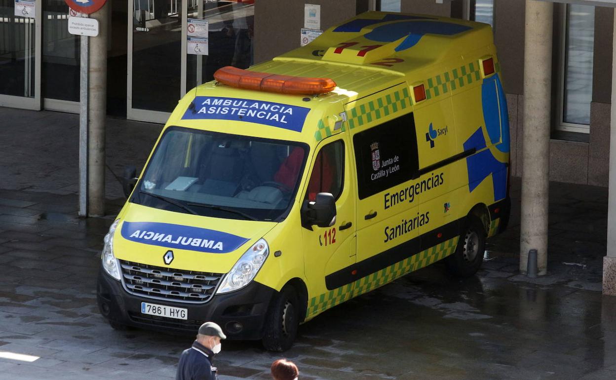 Ambulancia de Emergencias Sanitarias a la entrada de Urgencias del Hospital General de Segovia. 