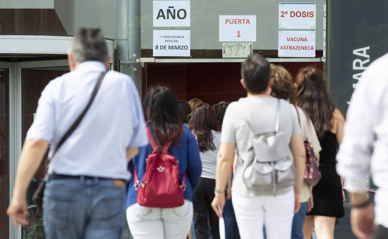 Personas acuden a recibir la segunda dosis de AstraZeneca en mayo. 