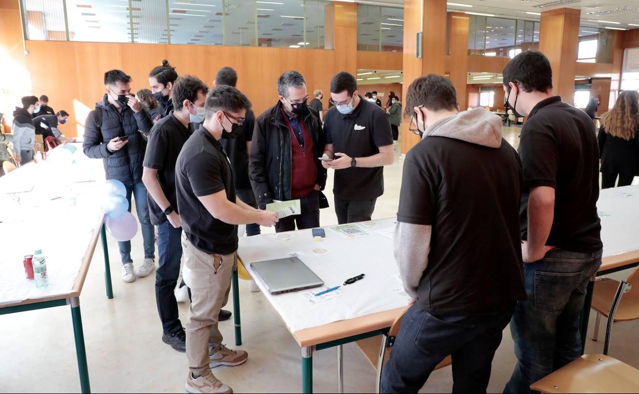Los creadores de una aplicación explican su proyecto en uno de los estands de la feria