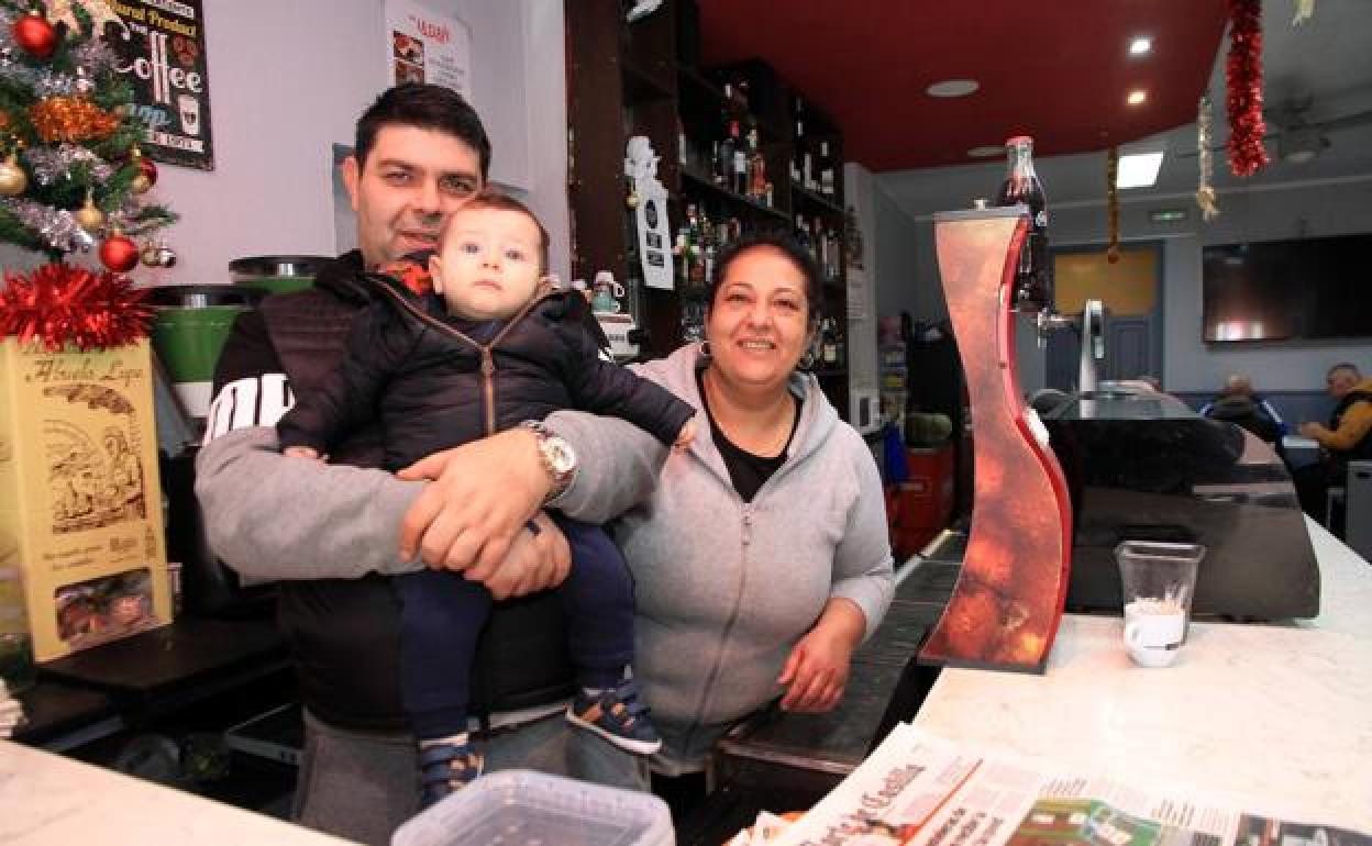 Danail e Ivalina, con su pequeño Daián, en el bar que regentan. 