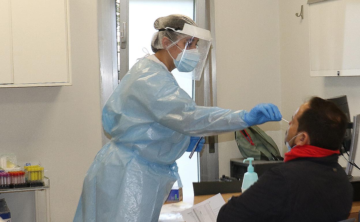 Toma de muestra de una prueba PCR durante la pandemia.