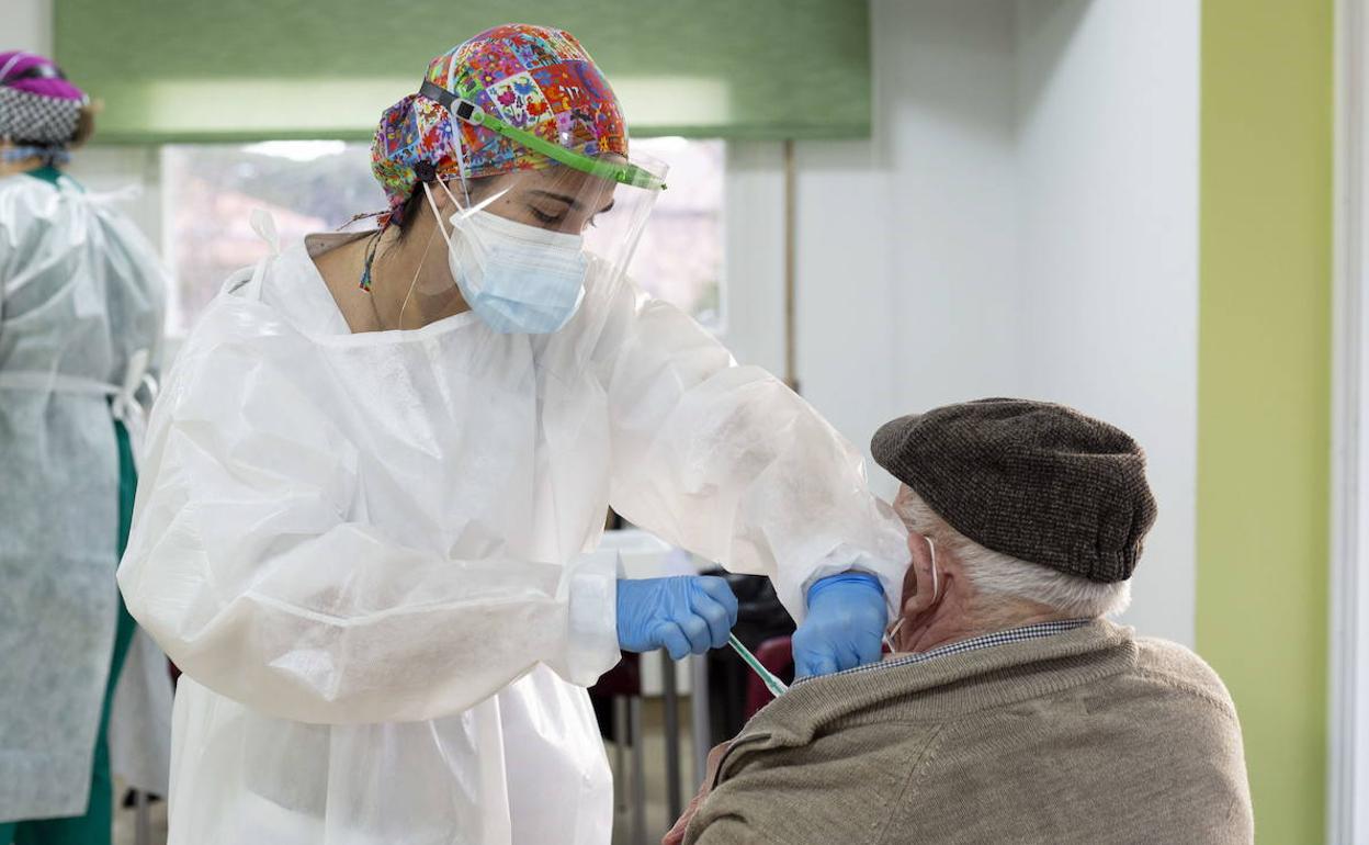 Vacunación en la residencia El Villar de Laguna del Duero, el pasado mes de enero.