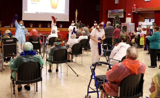 Mayores de la residencia Cardenal Marcelo ensayan para el festival de Navidad. 